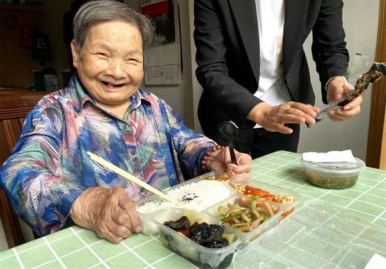 智慧養(yǎng)老托起幸福晚年 蘭州市推進“互聯(lián)網(wǎng)+”居家養(yǎng)老建設(圖1) 智慧養(yǎng)老托起幸福晚年 蘭州市推進“互聯(lián)網(wǎng)+”居家養(yǎng)老建設(圖1)