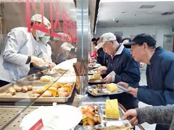 智慧養(yǎng)老飛入尋常百姓家！青島市北有137處居家養(yǎng)老服務(wù)站(圖1)
