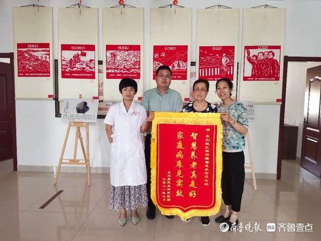 東利社區(qū)智慧養(yǎng)老服務(wù)站解民憂，居民送錦旗(圖1)