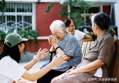 養(yǎng)老院雖好，但家庭照護床位更不賴，新型養(yǎng)老模式，多重選擇(圖1)