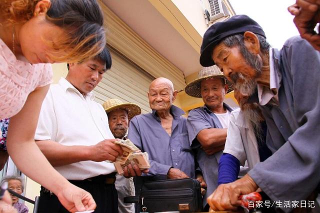 退休老人有福了！70歲老人享受養(yǎng)老金還有高齡補(bǔ)貼，你領(lǐng)取了嗎？(圖2)