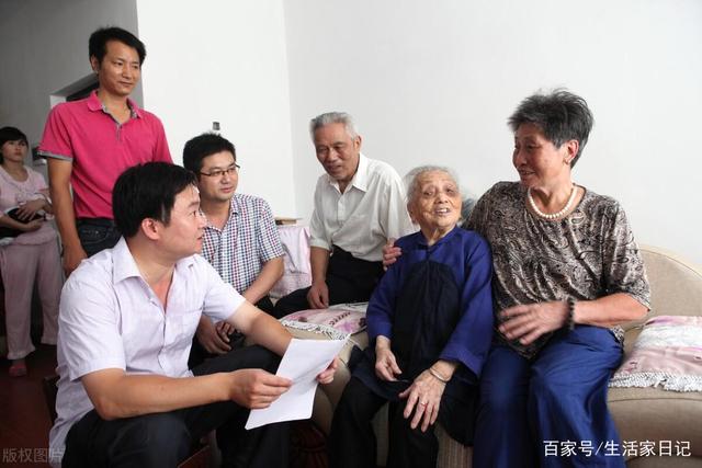 退休老人有福了！70歲老人享受養(yǎng)老金還有高齡補(bǔ)貼，你領(lǐng)取了嗎？(圖3)